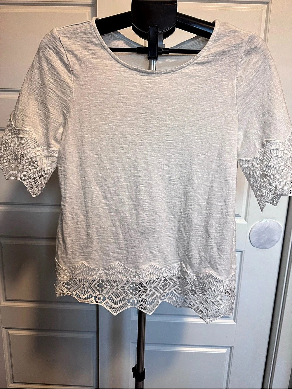 Chico's Lace Trim Short Sleeve Top in White Size Medium Like New